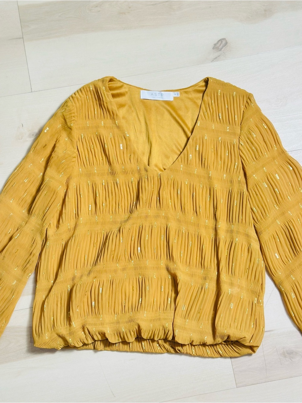 ASTR the Label gold metallic pattern long sleeve chic sheer bubble blouse top M - Picture 2 of 10